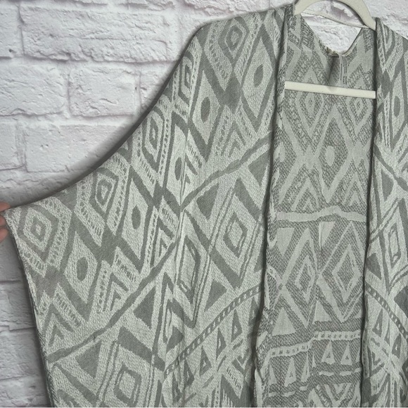 Silence + Noise Aztec Print Knit Cape NWOT - Picture 5 of 9